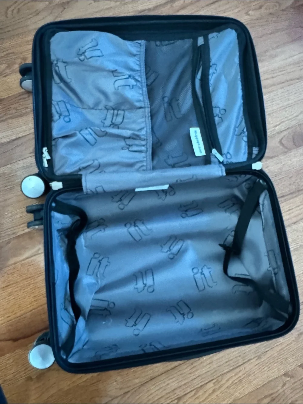 Kids it Luggage 22” NYC Hardside Spinner Suitcase
